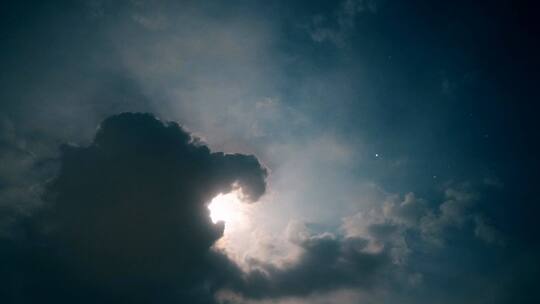 夜晚天空云朵消散月光白云延时月亮乌云飘散视频素材模板下载