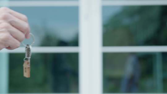 房产交易完成给出钥匙