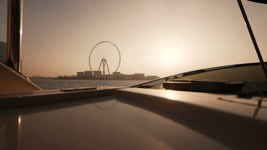 迪拜码头航行的豪华游艇视频素材模板下载