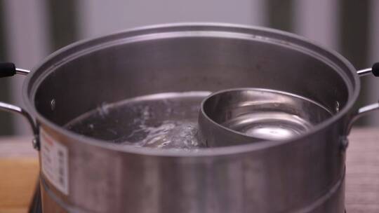 清洗水煮不锈钢餐具视频素材模板下载