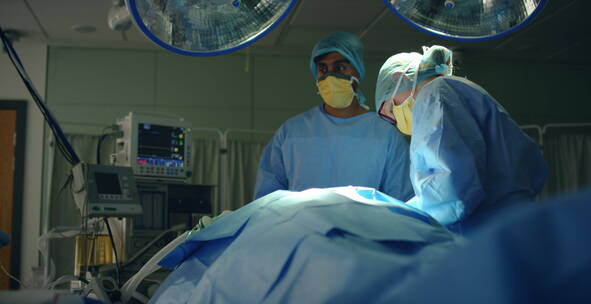 医务人员在手术中拿起医疗设备