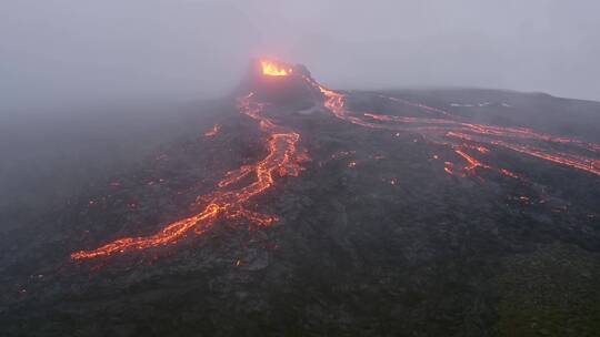 航拍火山和岩浆