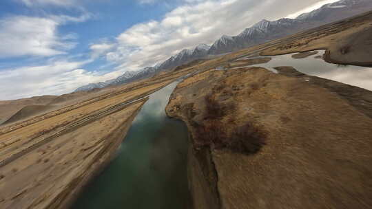 FPV穿越机飞跃西藏阿里地区河流湿地落日