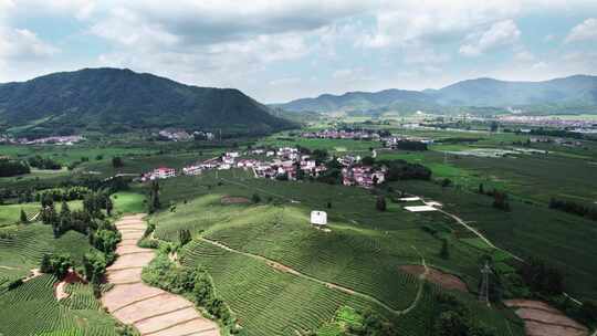 乡村田园风光及远处山峦的航拍景色