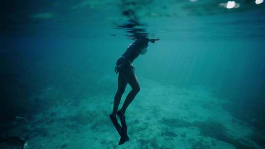 女人沿着海面慢慢浮潜