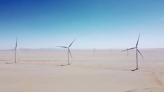 航拍戈壁滩上的风力发电大风车