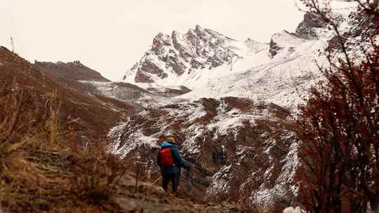 岷山山脉玉簪峰雪山下攀登雪宝顶的登山者