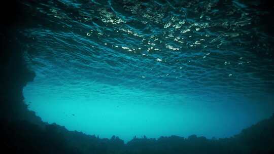 海面在水下洞口上泛起涟漪