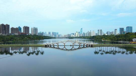 航拍广西南宁天际线南湖公园天空之镜风景