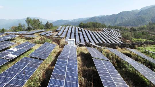 航拍山上光伏太阳能电池板