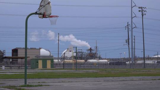 篮球场前工厂排放的烟雾