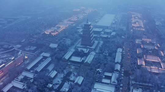 西安大雁塔亮灯雪景