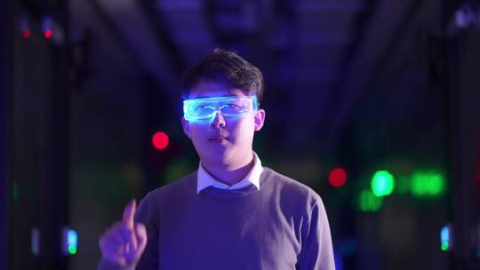 夜晚城市道路年轻男子戴着VR眼镜