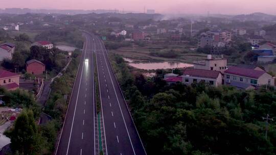 黄昏时候的高速公路经过乡村