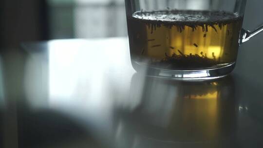 茶叶在玻璃壶里流动视频素材模板下载