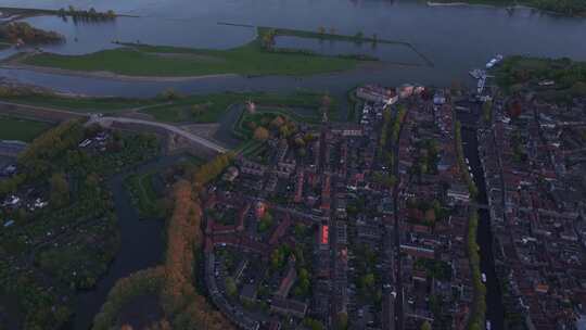 荷兰日落时城市、河流、建筑物和街道的鸟瞰