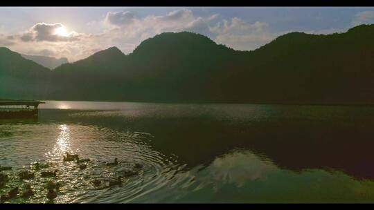 群山湖泊阳光反射倒映南方水乡美景01视频素材模板下载
