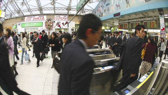 乘客在东京上野站通过车站入口