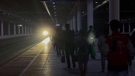 夜晚火车站高铁站火车高铁站台人流