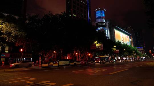 上海街头的车流夜景