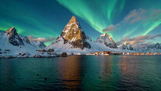 挪威雪山极光下的湖景
