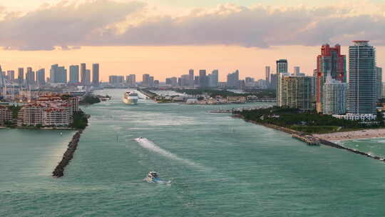 美国旅游目的地迈阿密天际线与远洋邮轮从港
