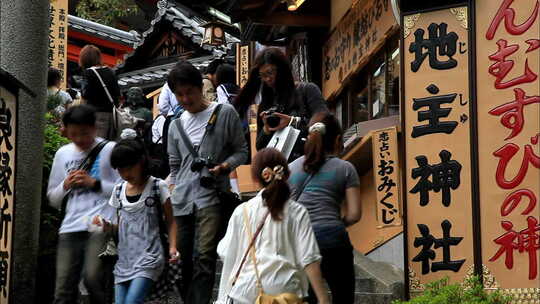 日本街景穿和服的女人