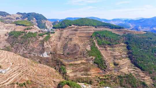 云贵川大山上干旱缺水的村庄干涸的山地航拍