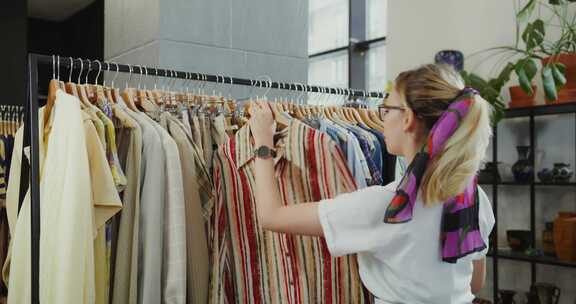 女人用手机给衣服拍照