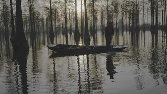 湖北涨渡湖春天湿地保护人员水中打捞地拍