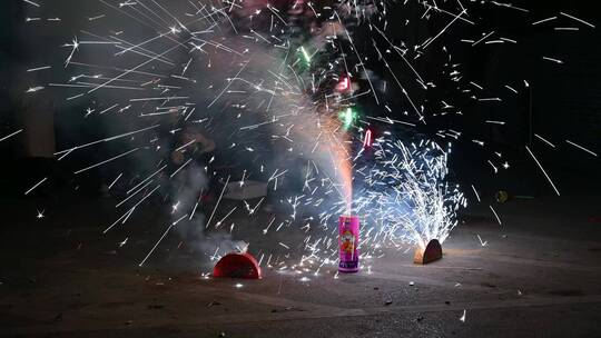 在广元农村里的除夕新年焰火。