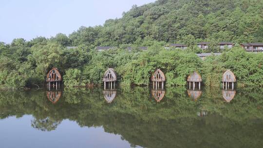 航拍杭州富阳芳草地开元度假村临水船屋客房