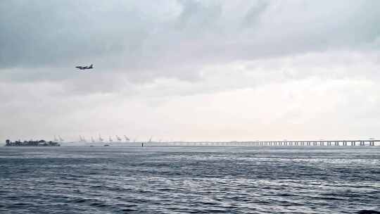 飞机飞越海洋和桥梁