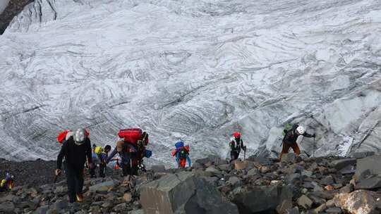 四川年波贡嘎雪山冰川前的登山团队