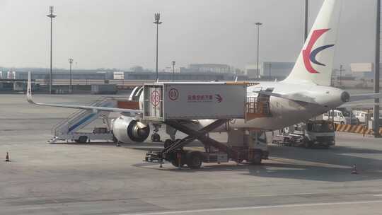 中国东方航空公司班机停靠北京大兴国际机场