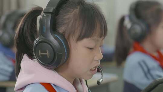 乡村小学生头戴耳机听英语IPAD平等教育视频素材模板下载