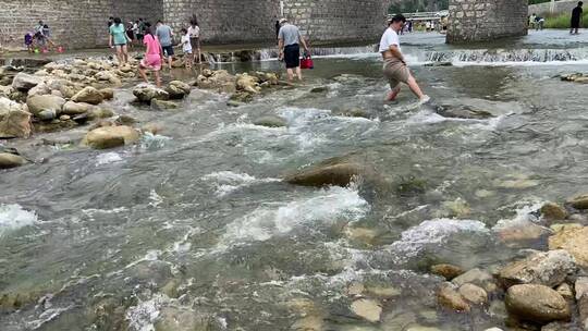 济南南部山区云河桥，野外山谷溪流玩水地