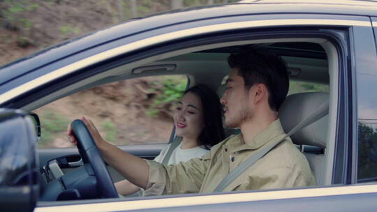 青年夫妻开车自驾游视频素材模板下载