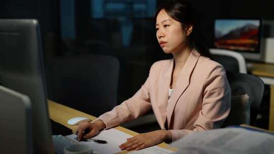 青年女性夜晚办公室加班