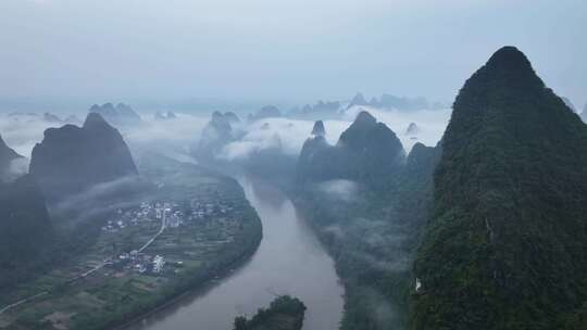 云海中的喀斯特山峰