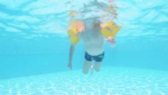 男孩在游泳池游泳