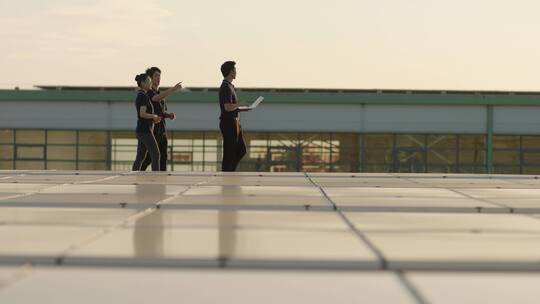 工程师走在光伏板的屋顶上巡视视频素材模板下载