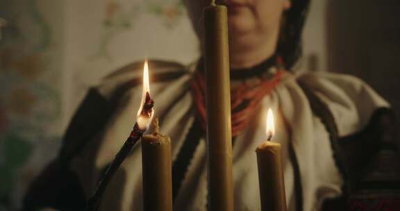 乌克兰服装中传统蜡烛照明的特写