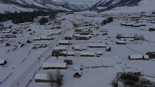 被雪覆盖的山村的无人机镜头