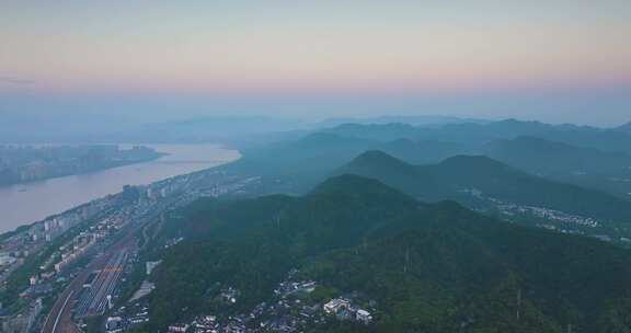 杭州钱塘江两岸上城区清晨风光