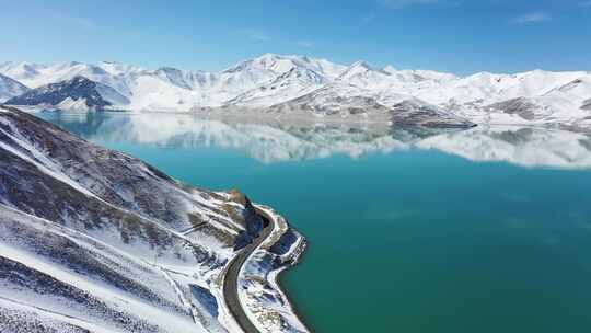 新疆帕米尔高原布伦口白沙湖和雪山航拍风光