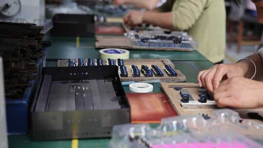 电子厂忙碌生产的工人