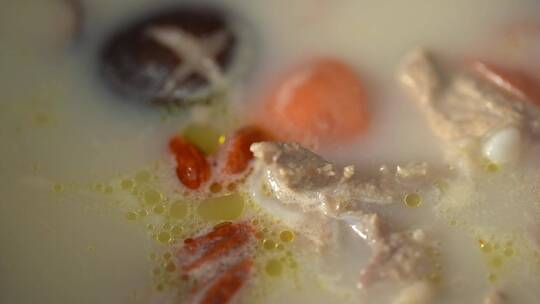 美食厨房玉米排骨汤炖煲汤沸腾视频素材模板下载