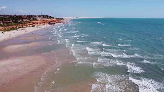 巴西东北部。Ceara州的Canoa Quebrada海滩。