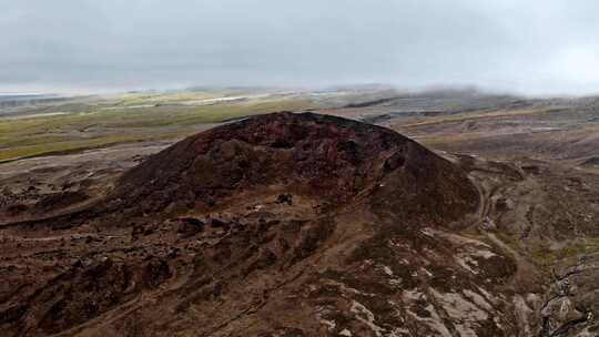 火山地区空中的黑暗地球